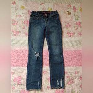 Children's place distressed denim super skinny jeans for girls 8 years old.